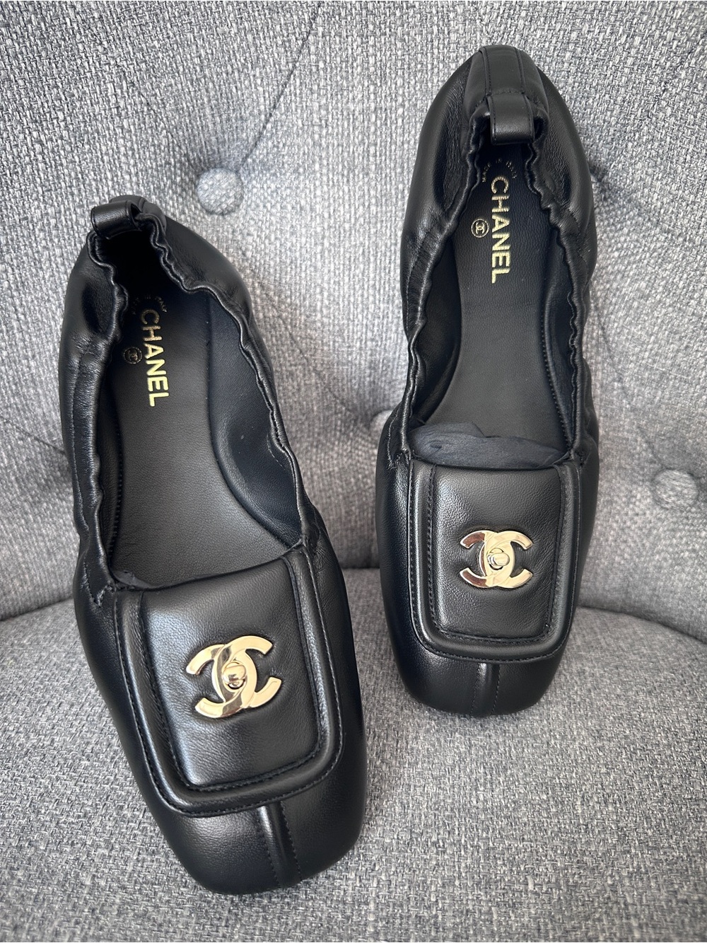CHANEL BLAZY BLACK SQUARE TOE LEATHER CRUNCHY FLATS GOLD TURN LOCK CC LOGO 38C - Picture 6 of 14